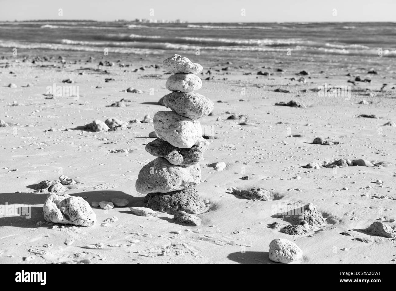 concetto di equilibrio della natura. zen come l'estate. mare piramidale di pietra. natura estiva con ciottoli. equilibrio della vita. equilibrio e armonia nella vita. armonia e. Foto Stock