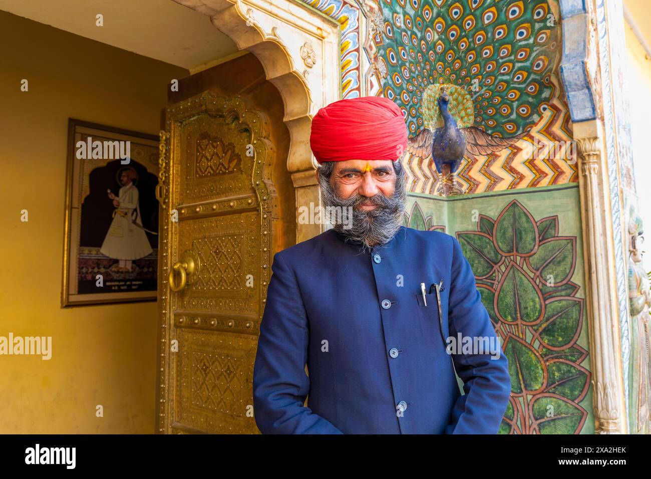 Il Doorman fuori dal Peacock Gate, City Palace, Jaipur, Rajasthan, India, Asia meridionale. Foto Stock