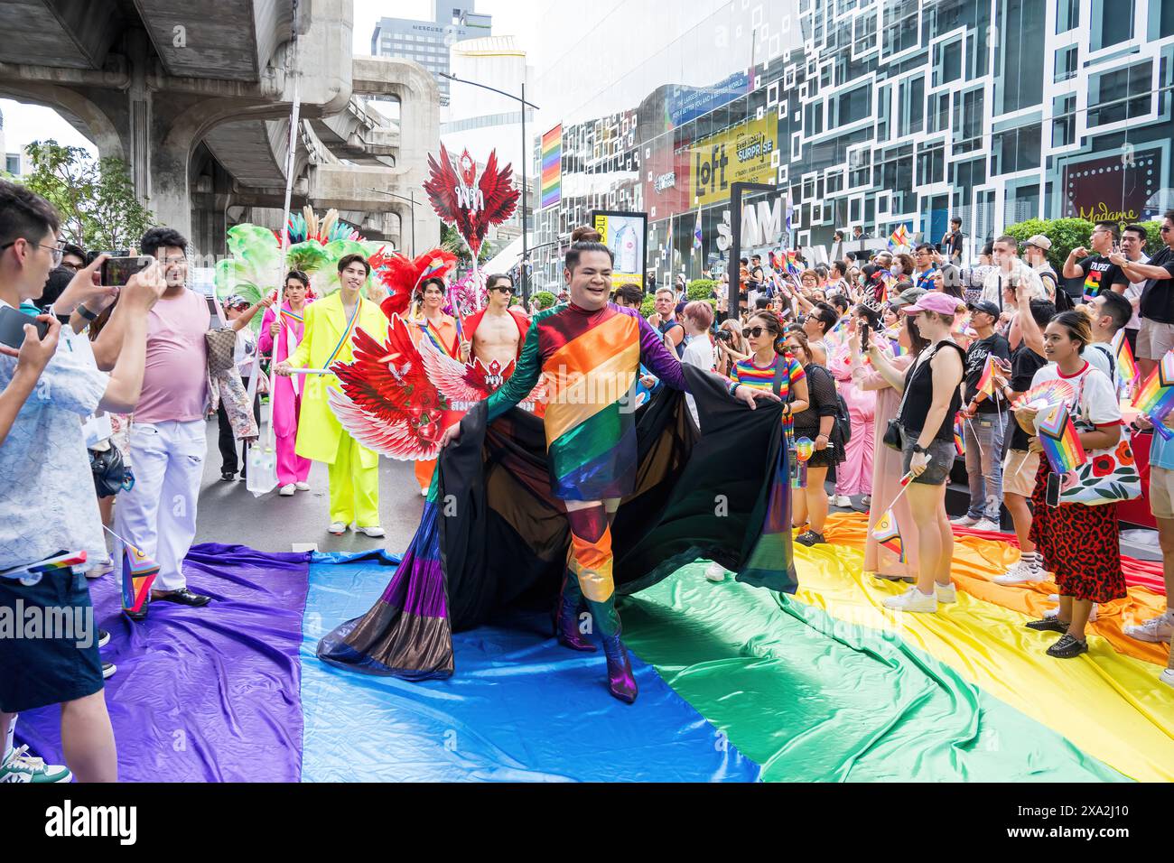 Bangkok, Thailandia - 1° giugno 2024 Bangkok Pride Festival 2024, la breve azione e l'atmosfera delle persone si uniscono alle celebrazioni dell'evento in Piazza Siam Foto Stock