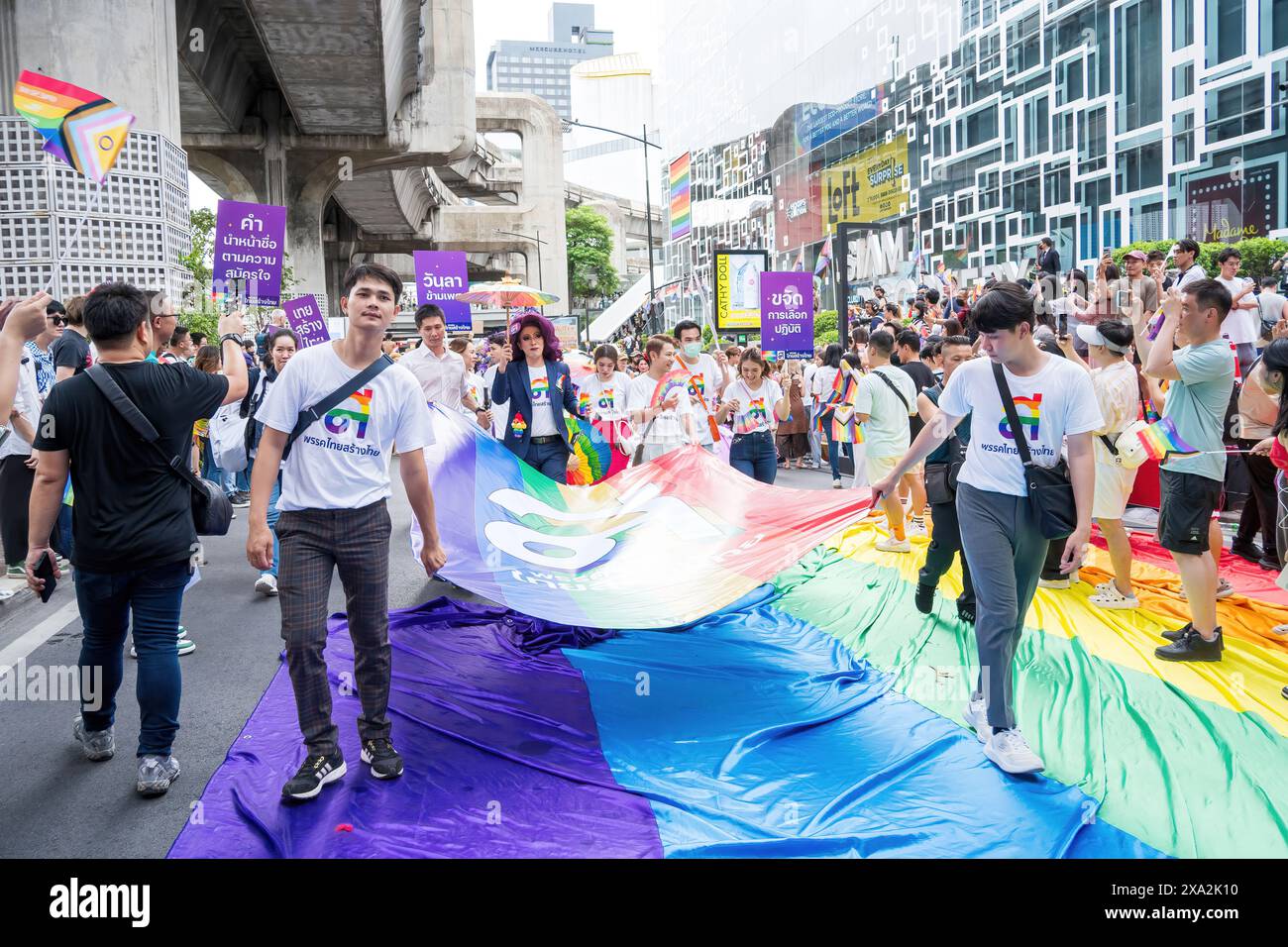Bangkok, Thailandia - 1° giugno 2024 Bangkok Pride Festival 2024, la breve azione e l'atmosfera delle persone si uniscono alle celebrazioni dell'evento in Piazza Siam Foto Stock