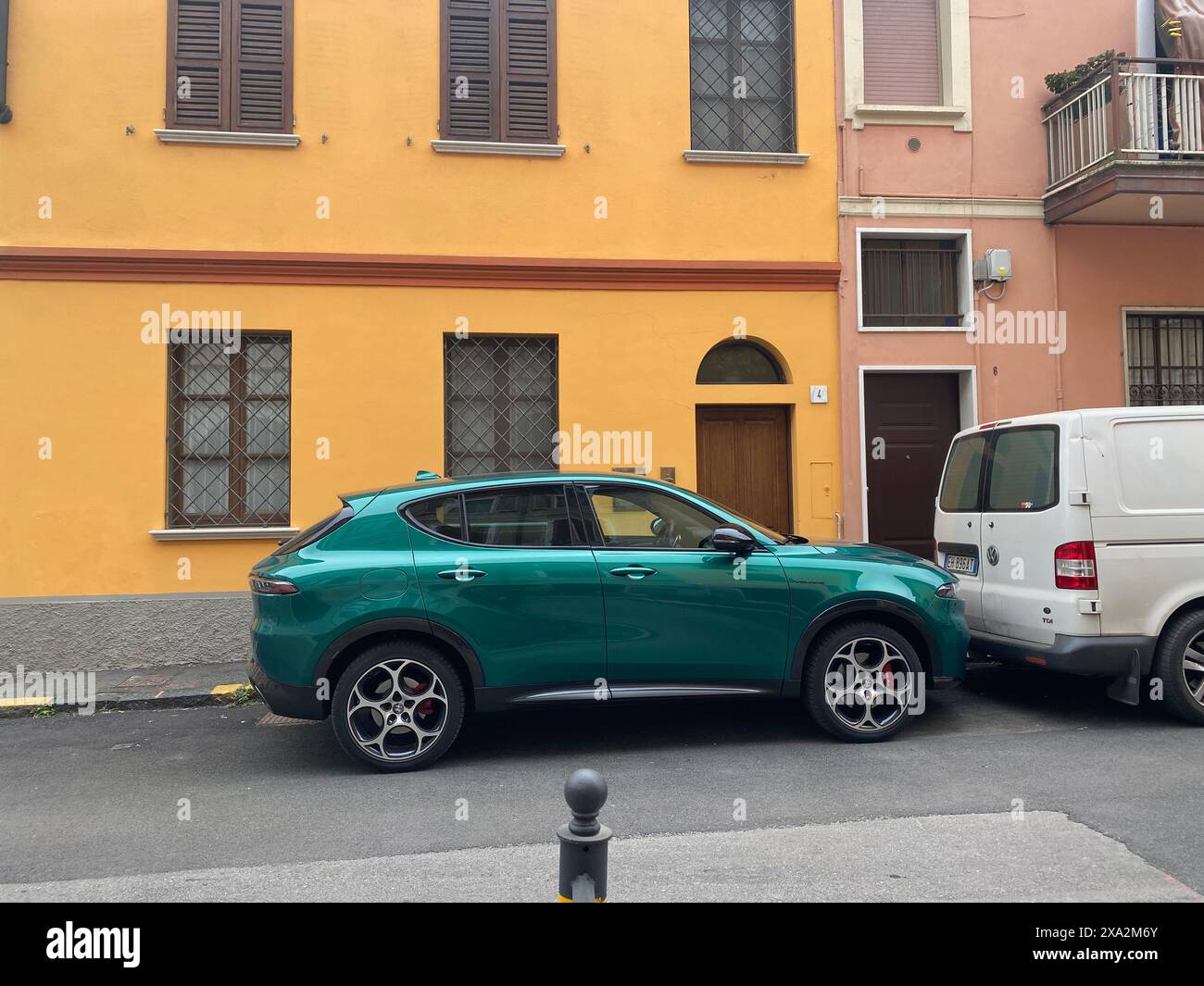 Cremona, Italia - 2 maggio 2024 il suv Alfa Romeo Tonale Green è parcheggiato in una stradina di una città italiana, mettendo in mostra le sfide della guida e della p Foto Stock