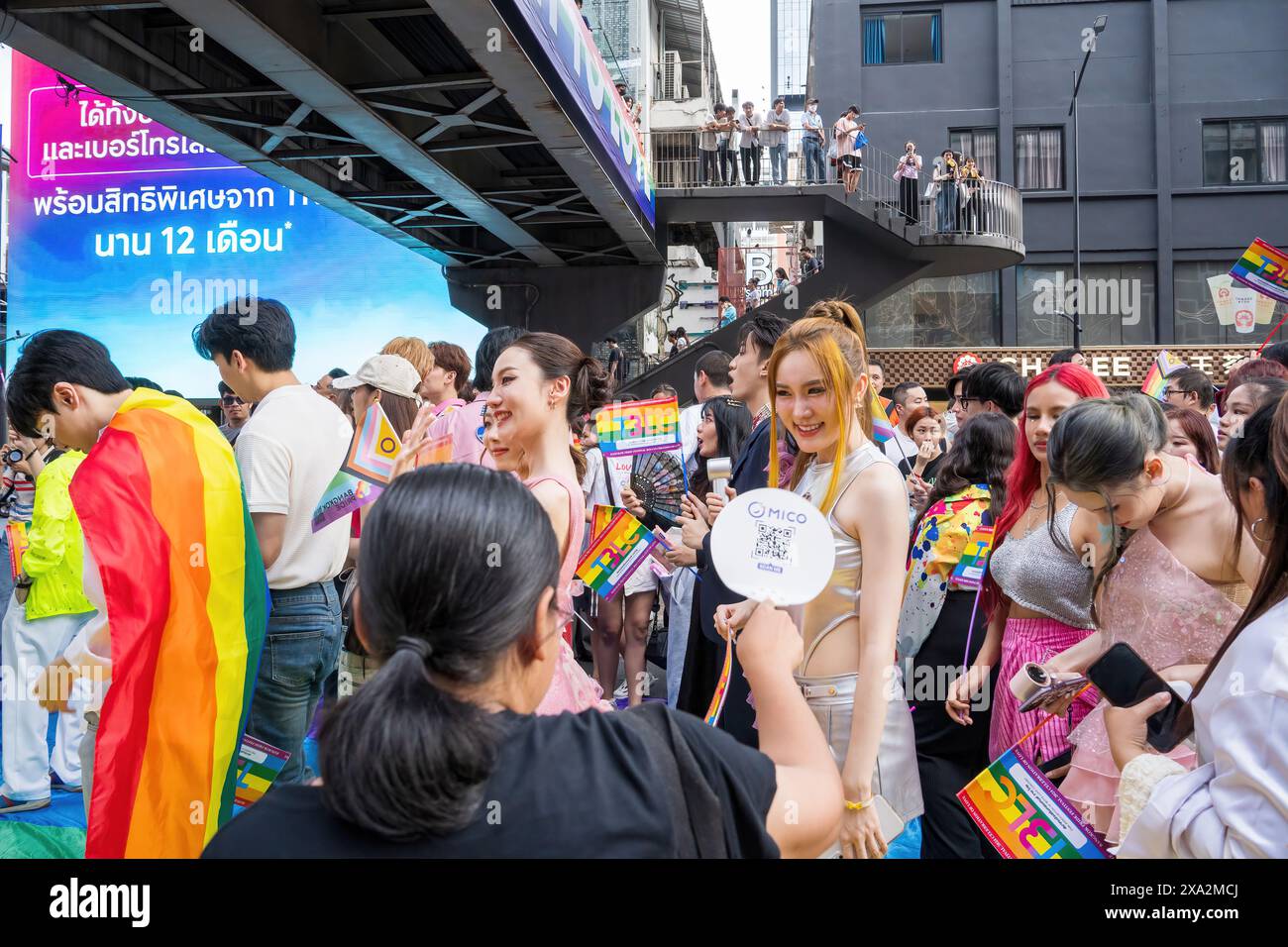 Bangkok, Thailandia - 1° giugno 2024 Bangkok Pride Festival 2024, la breve azione e l'atmosfera delle persone si uniscono alle celebrazioni dell'evento in Piazza Siam Foto Stock