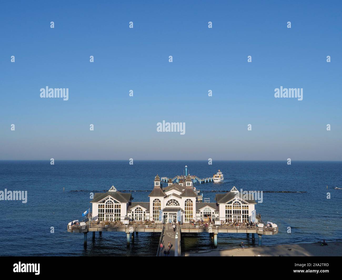 Grande edificio su un molo che si affaccia sul mare calmo, Ruegen, Germania Foto Stock