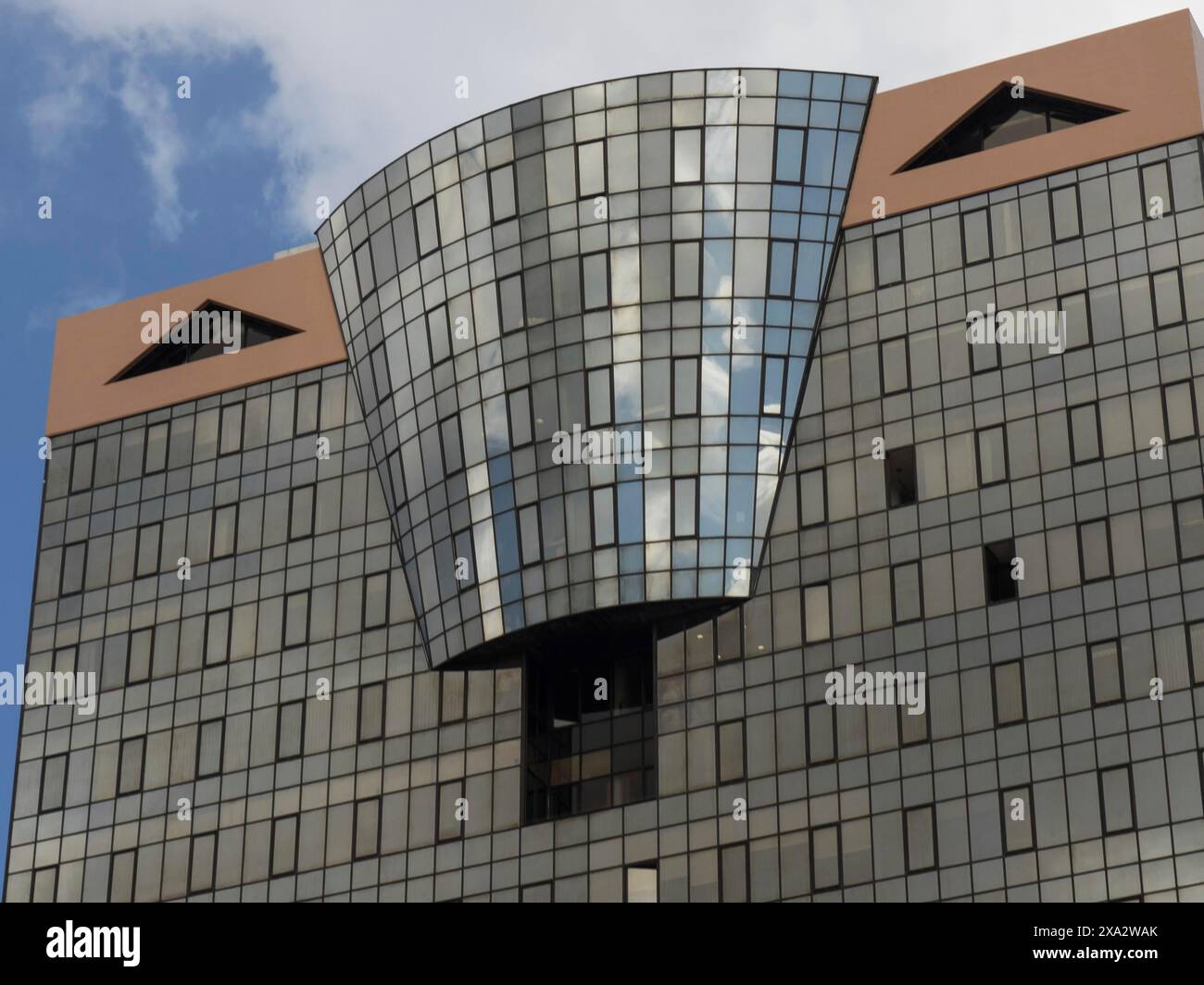 Edificio architettonicamente moderno con molte finestre e una facciata di vetro che riflette il cielo, Lisbona, Portogallo Foto Stock