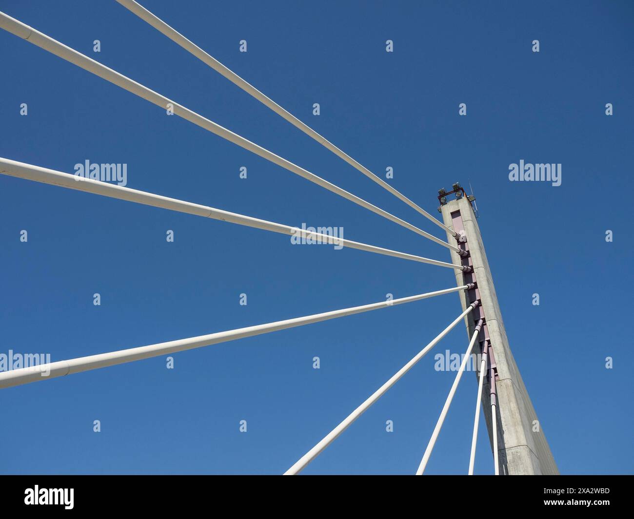 Un ponte moderno con un'architettura interessante e numerosi cavi di fronte a un cielo azzurro, Lisbona, Portogallo Foto Stock