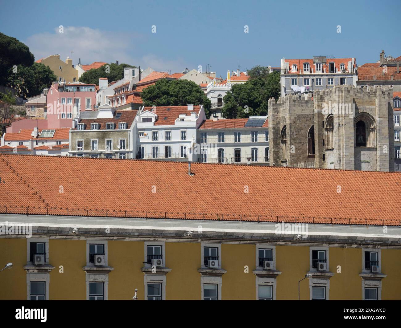 Vista sui tetti e sugli edifici antichi di una città storica sparsa su terreni collinari, Lisbona, Portogallo Foto Stock