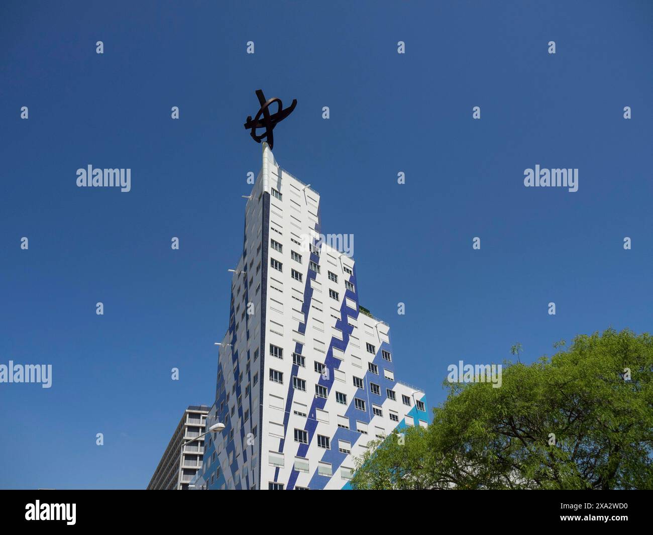 Un edificio ultra-moderno con un design insolito e strisce di finestre blu al sole luminoso, Lisbona, Portogallo Foto Stock