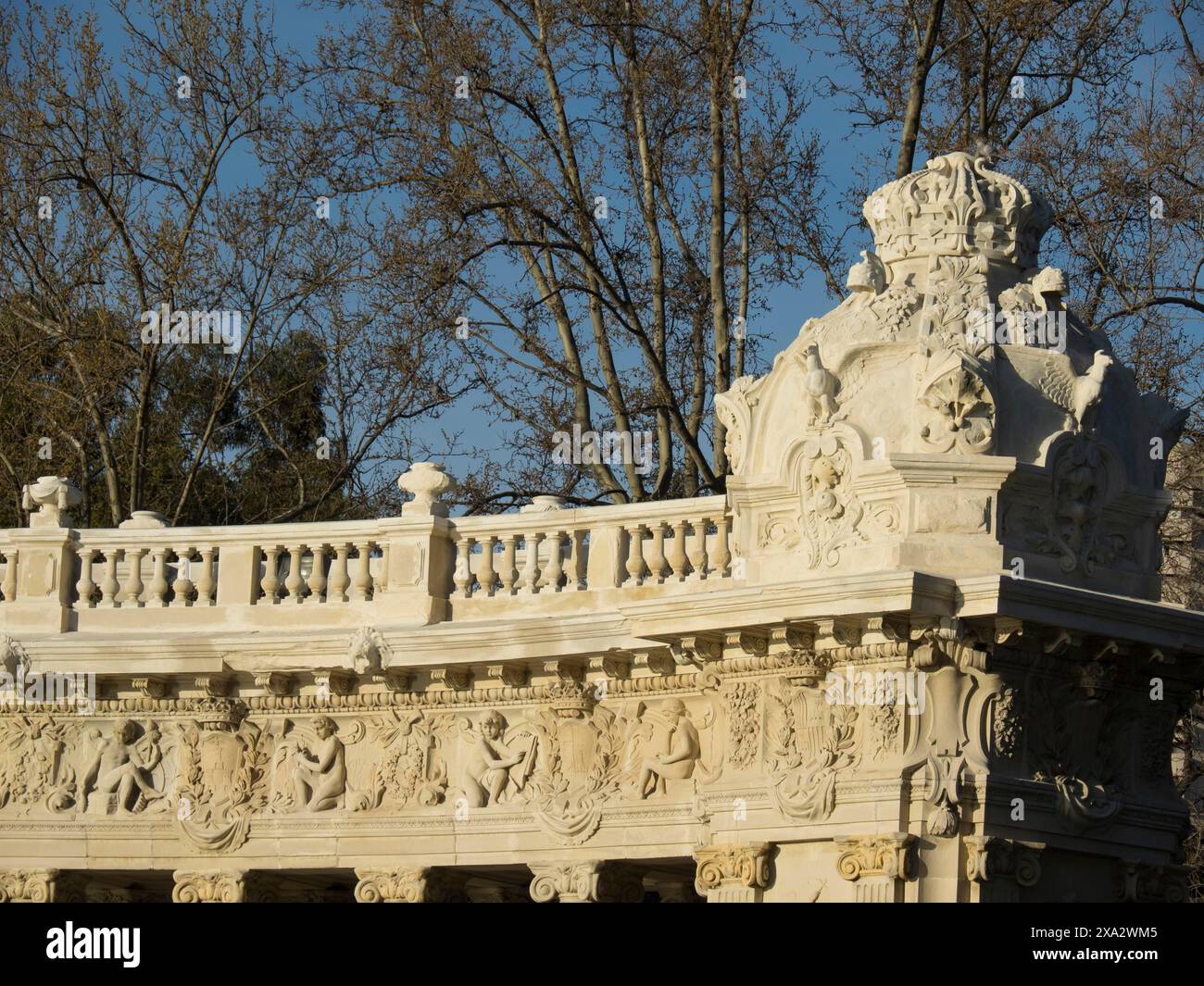 Primo piano di una balaustra in pietra decorata con rilievi ed elementi decorativi, Madrid, Spagna Foto Stock