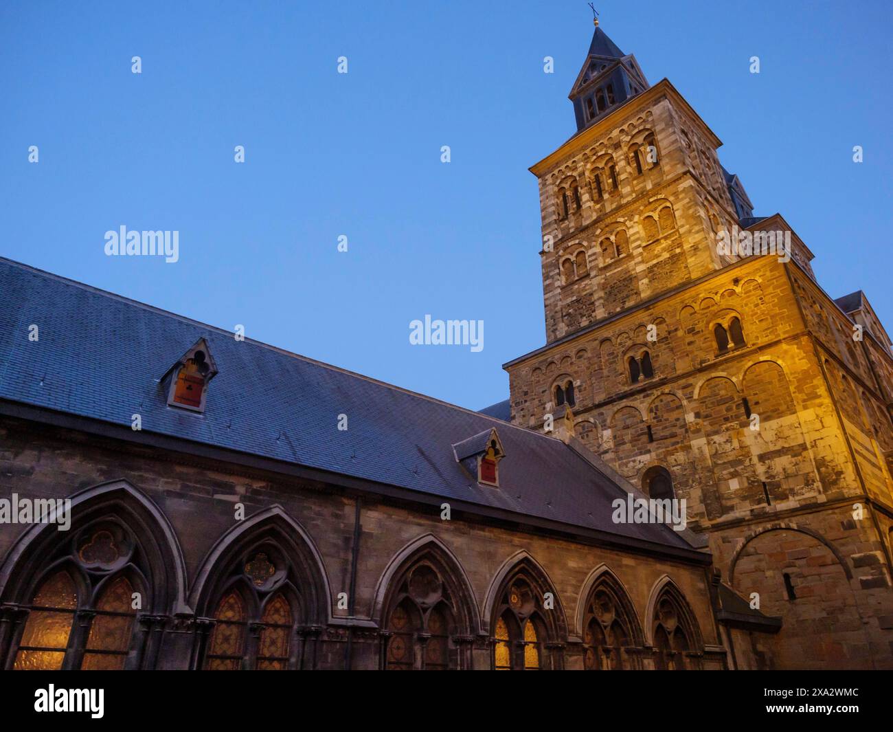 Chiesa gotica durante l'ora blu, illuminazione calda dall'interno, Maastricht, Paesi Bassi Foto Stock