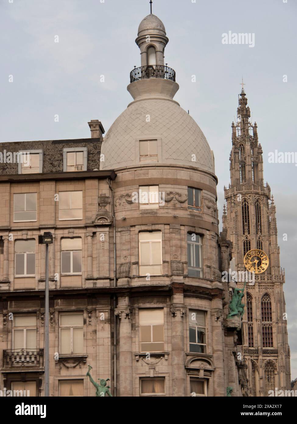 Edificio storico con architettura mista di cupola e torre con orologio di fronte al cielo nuvoloso, edifici storici nella piazza del mercato di Anversa Foto Stock