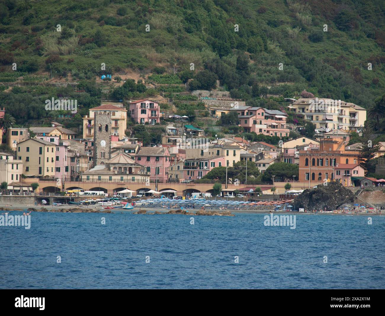 Una città costiera con edifici colorati vicino all'acqua, circondata da verdi colline, Bari, Italia Foto Stock