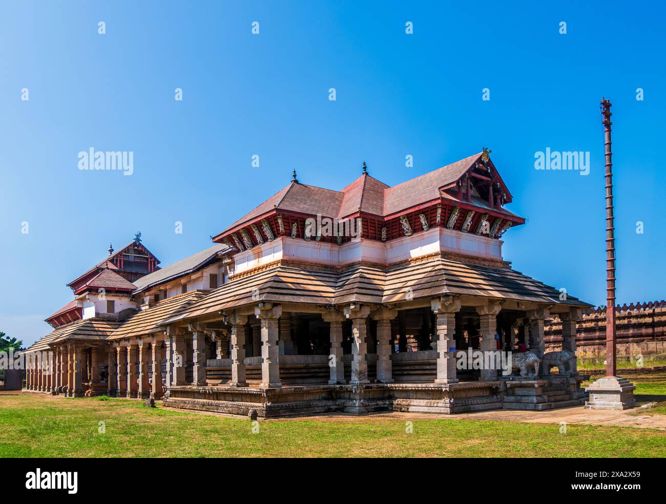 Tempio giainiano a mille pilastri situato a Moodbidri e visitato da devoti e turisti. Foto Stock