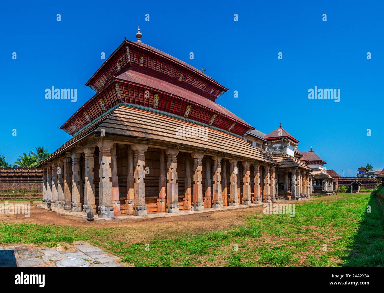 Tempio giainiano a mille pilastri situato a Moodbidri e visitato da devoti e turisti. Foto Stock