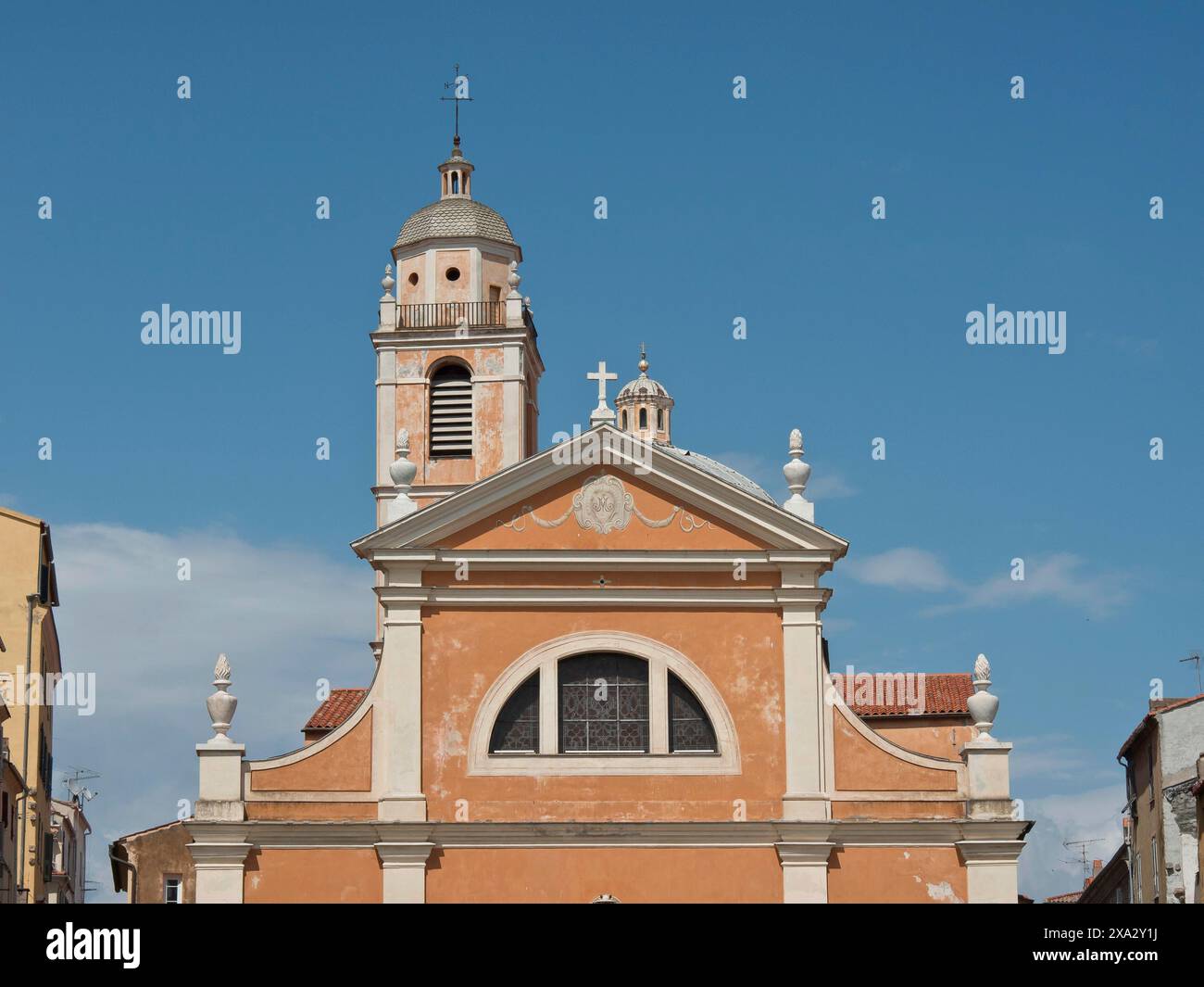 Una chiesa storica con due alte torri e una croce decorativa contro un cielo azzurro limpido, Corsica, Ajaccio, Francia Foto Stock