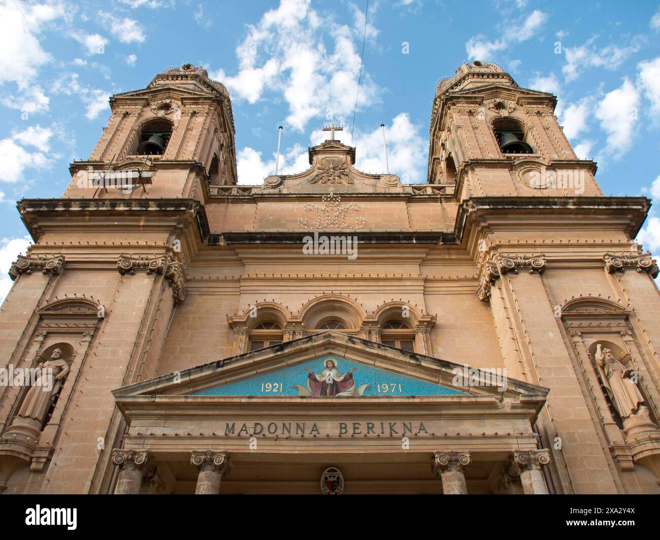 Vista frontale di una chiesa con due torri e cielo blu sullo sfondo, la Valletta, Malta Foto Stock