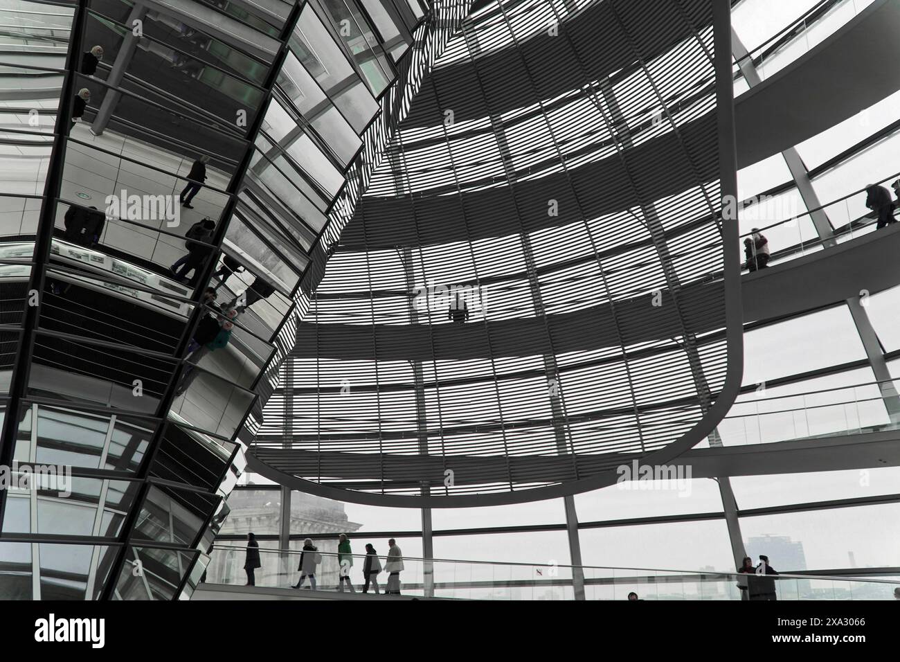 La cupola del Reichstag di Berlino. L'architetto Sir Norman Foster progettò la struttura in acciaio e vetro. Berlino, Berlino, Germania, Europa, gente Foto Stock