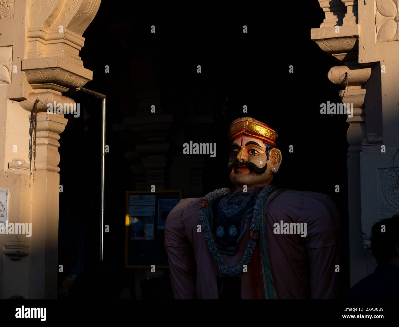 Udupi, INDIA - 26 dicembre 2024: Statua all'ingresso del Tempio Shri Krishna è un noto tempio indù Foto Stock