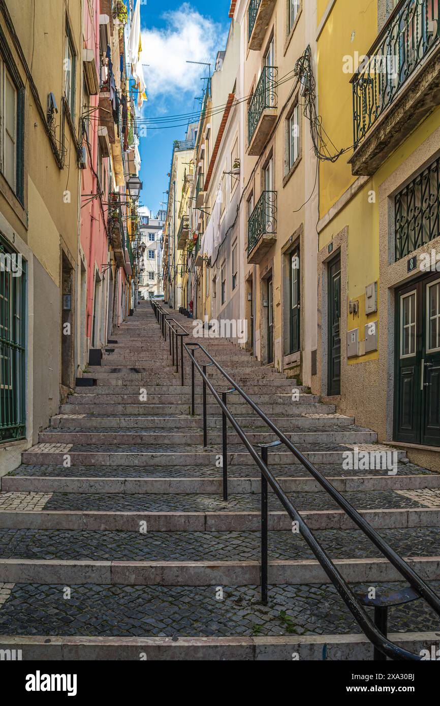 Calcada da Bica grande, una storica e pittoresca strada pedonale, a Lisbona, Portogallo. Collega il quartiere di Bairro alto con il centro città, c Foto Stock