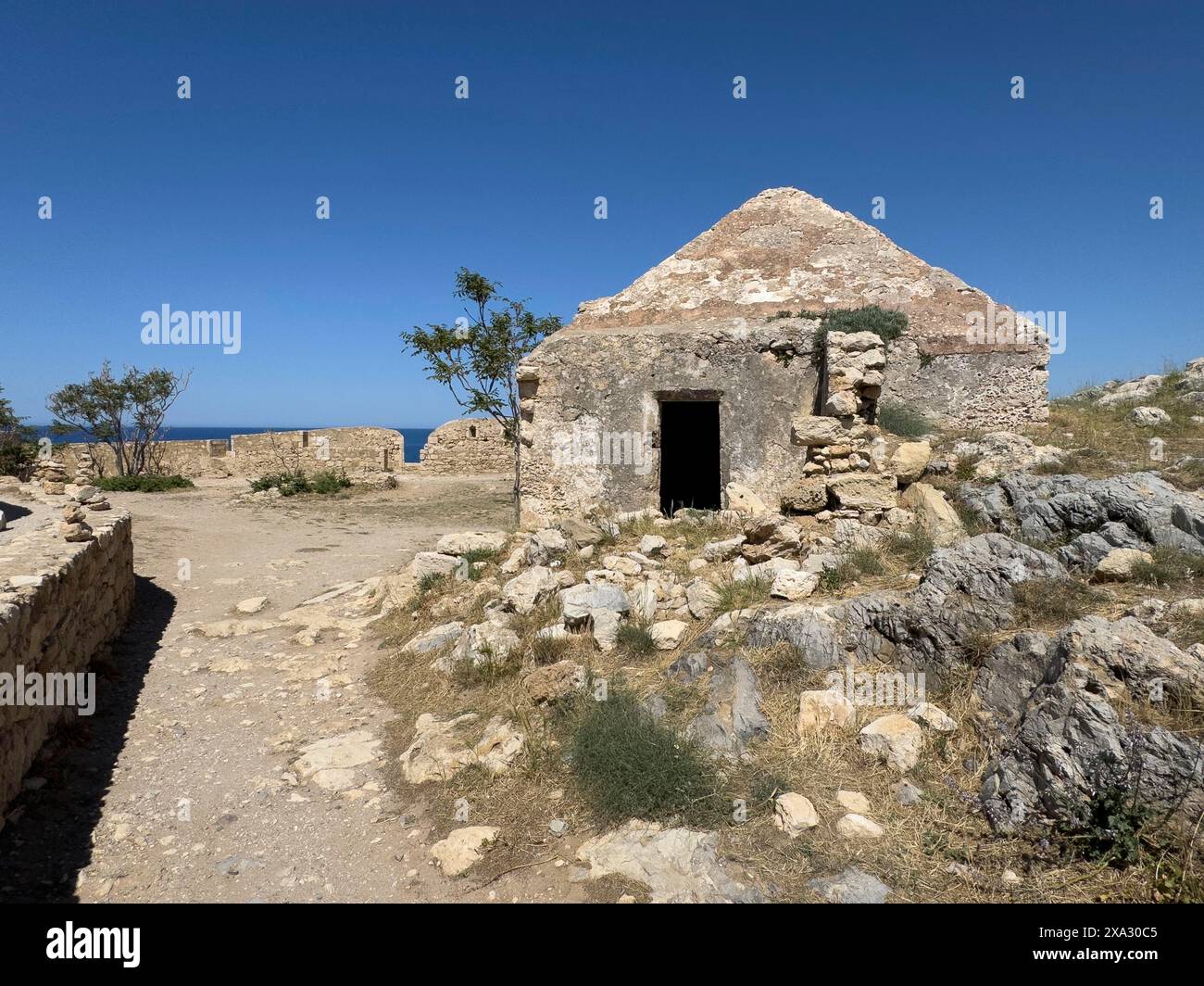 Ex camera delle munizioni di fronte al bastione nord-ovest della storica fortezza Fortetza Fortezza di Rethymno costruita dalla Repubblica di Venezia in Foto Stock