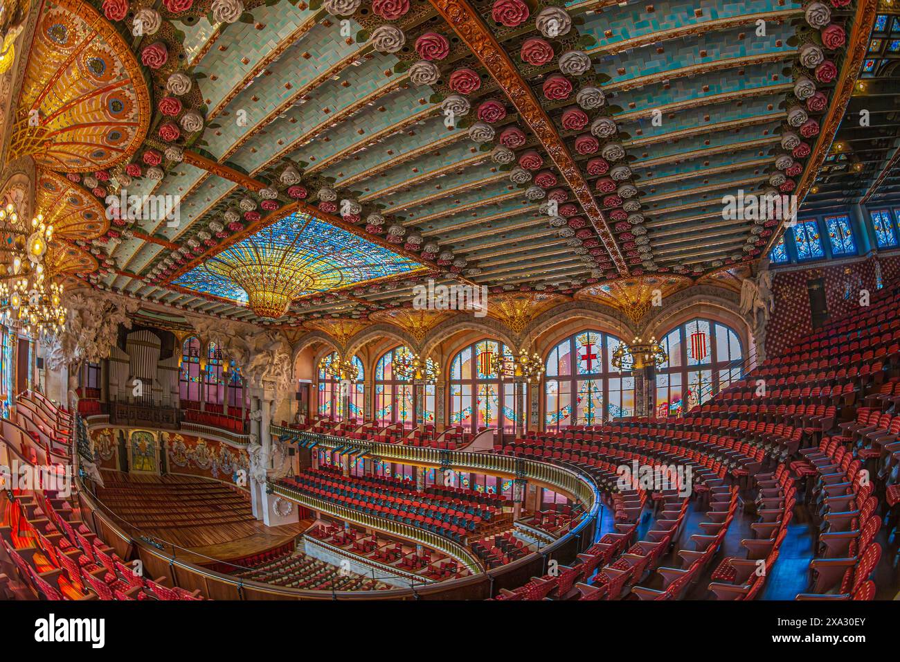 BARCELLONA, CATALOGNA, SPAGNA - 14 APRILE 2024: Interno del Palazzo della musica Catalana, una sala concerti progettata in stile modernista catalano. Foto Stock
