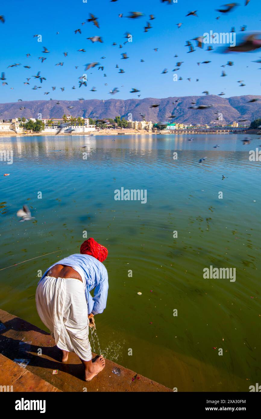 Pellegrino al lago Pushkar al tramonto, Pushkar, Rajasthan, India, Asia meridionale. Foto Stock