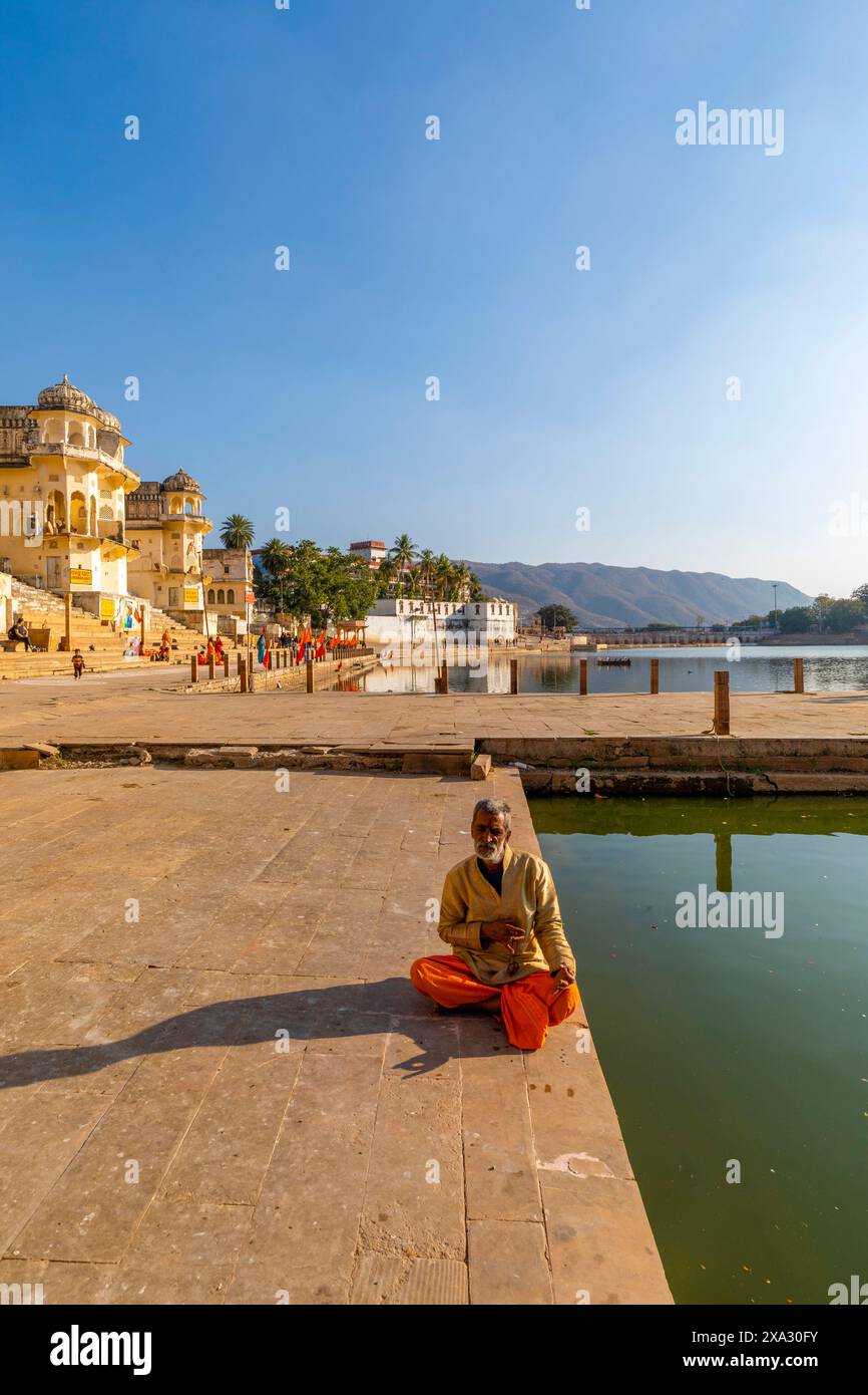 Pellegrino al lago Pushkar al tramonto, Pushkar, Rajasthan, India, Asia meridionale. Foto Stock
