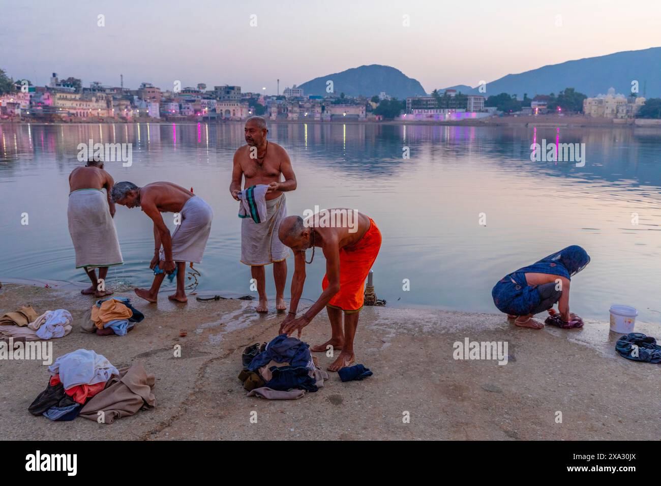 Pellegrini al lago Pushkar all'alba, Pushkar, Rajasthan, India, Asia meridionale. Foto Stock