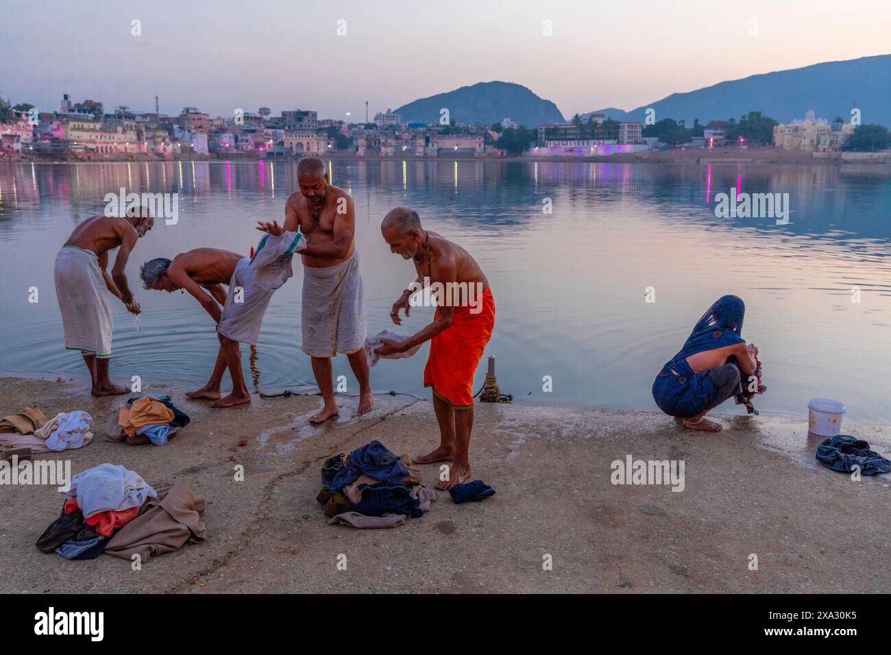 Pellegrini al lago Pushkar all'alba, Pushkar, Rajasthan, India, Asia meridionale. Foto Stock