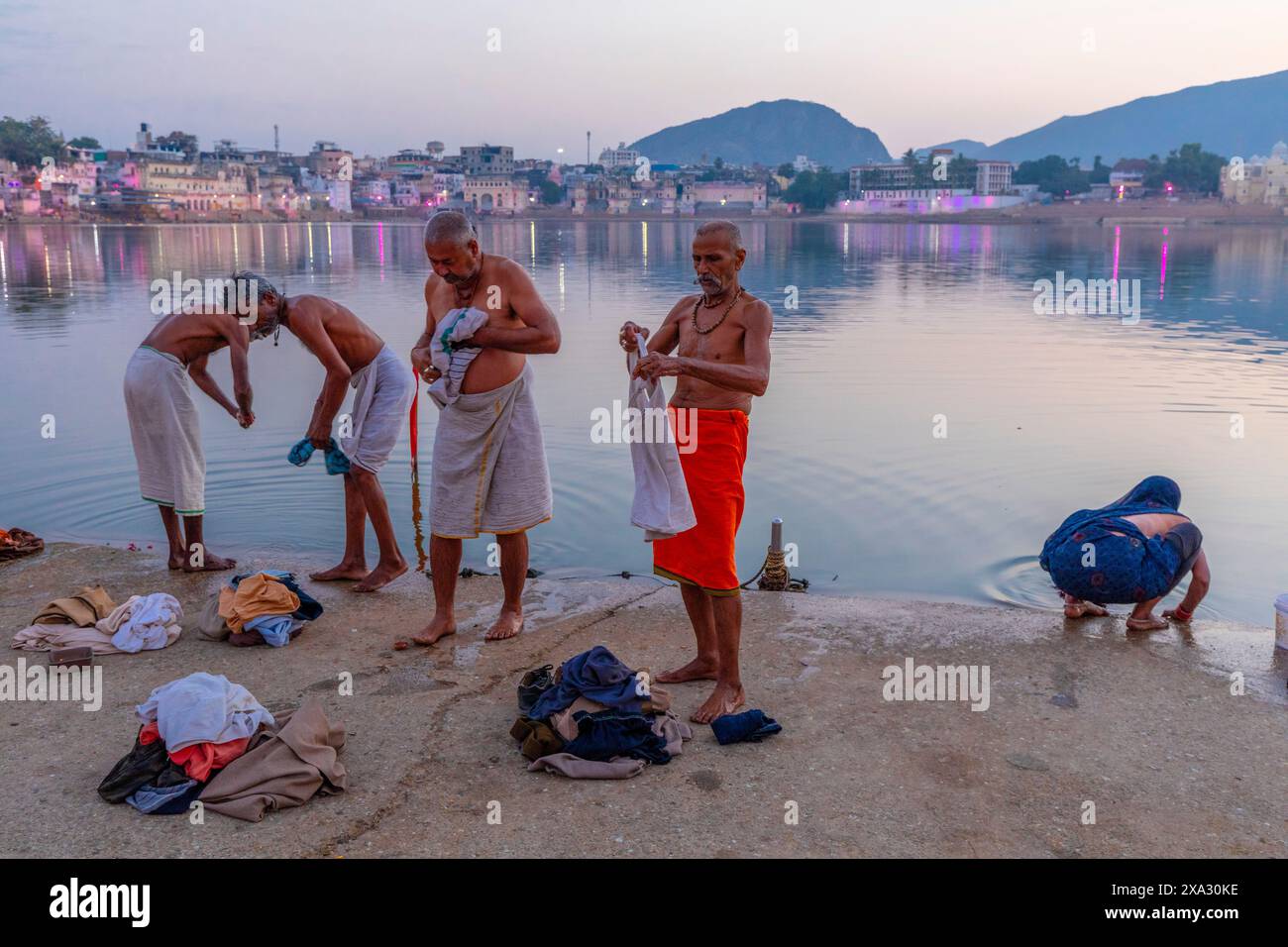 Pellegrini al lago Pushkar all'alba, Pushkar, Rajasthan, India, Asia meridionale. Foto Stock