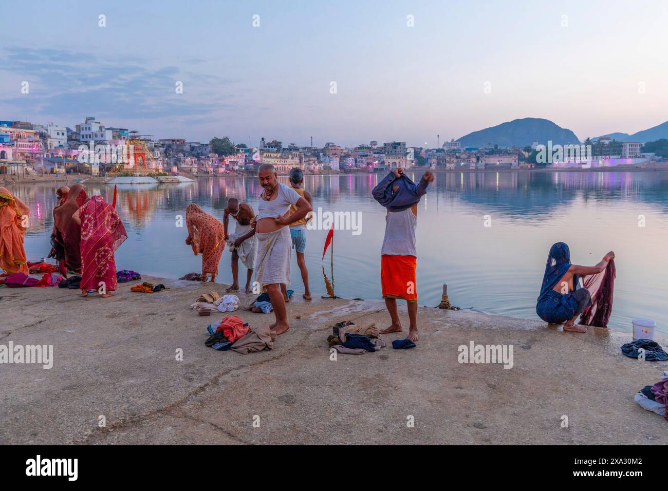 Pellegrini al lago Pushkar all'alba, Pushkar, Rajasthan, India, Asia meridionale. Foto Stock