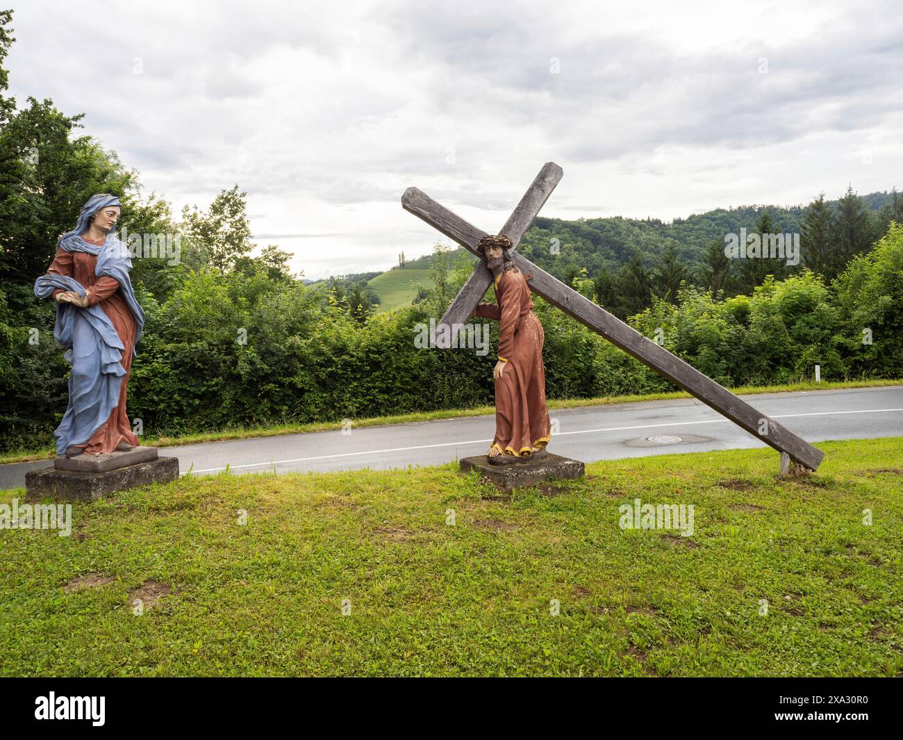 Scultura, Cristo che porta la sua croce, via Crucis, Frauenberg, Stiria, Austria Foto Stock