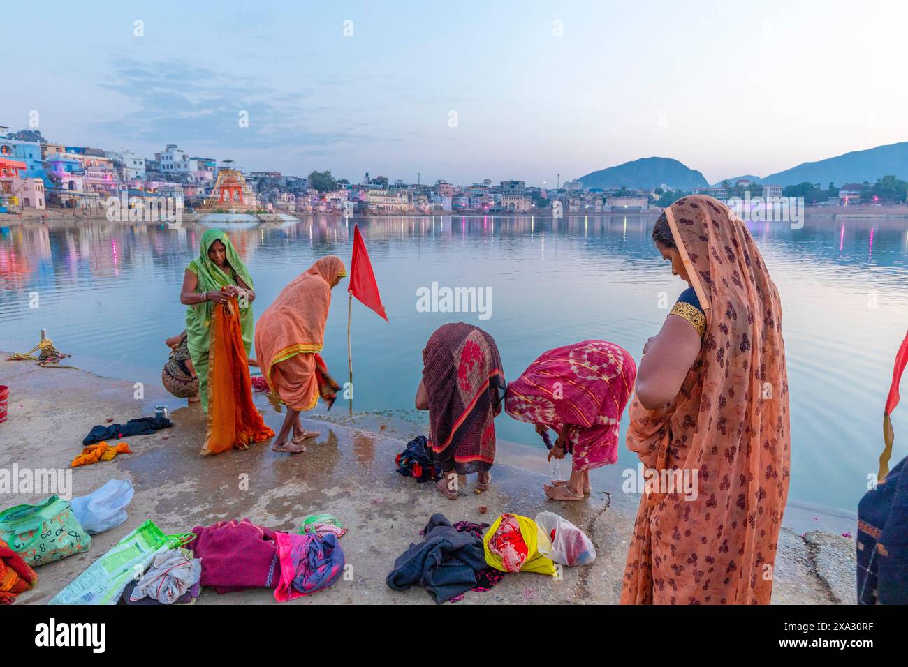 Pellegrini al lago Pushkar all'alba, Pushkar, Rajasthan, India, Asia meridionale. Foto Stock