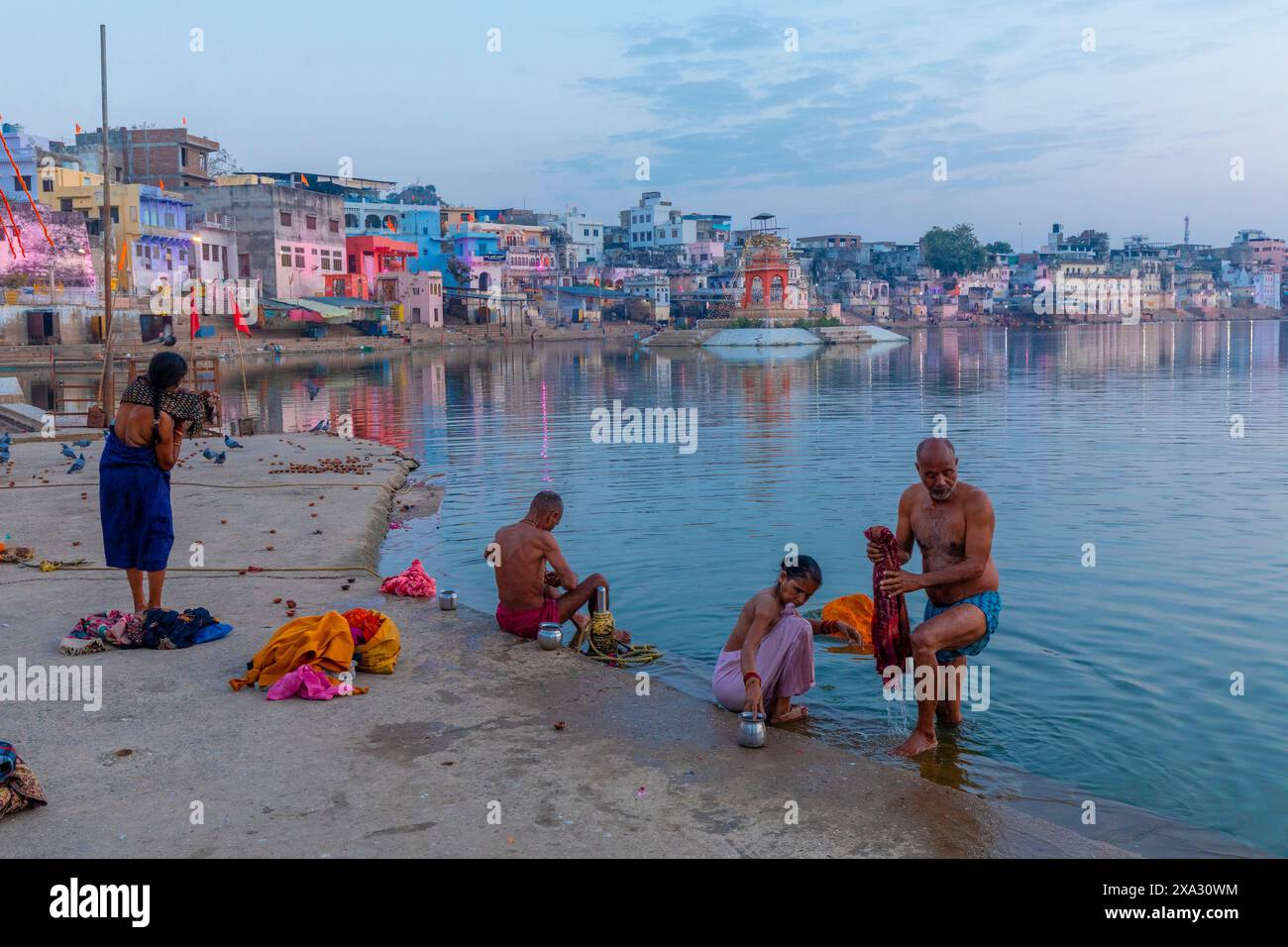 Pellegrini al lago Pushkar all'alba, Pushkar, Rajasthan, India, Asia meridionale. Foto Stock