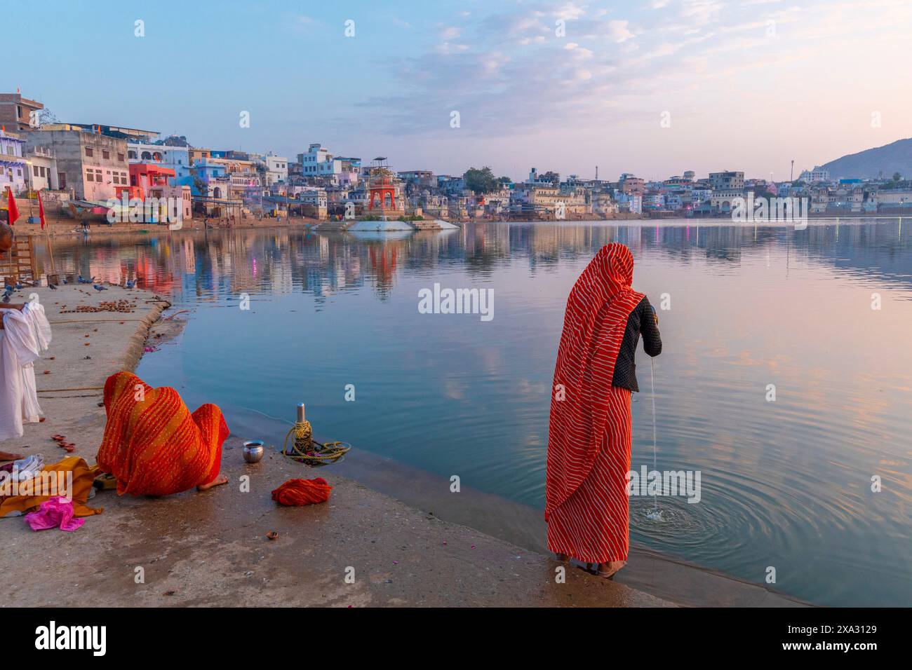 Pellegrini al lago Pushkar all'alba, Pushkar, Rajasthan, India, Asia meridionale. Foto Stock