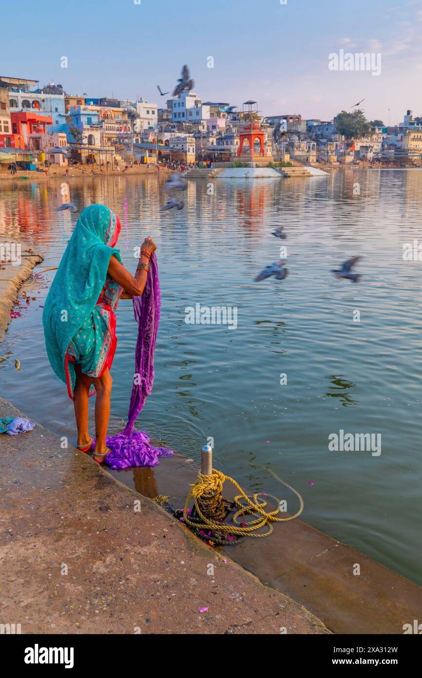 Pellegrini al lago Pushkar all'alba, Pushkar, Rajasthan, India, Asia meridionale. Foto Stock