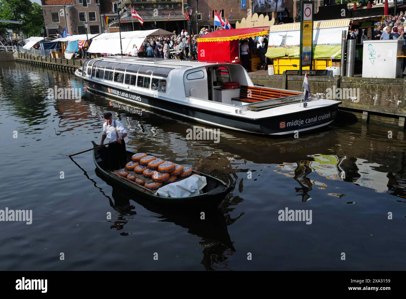 Il formaggio viene trasportato durante un tradizionale mercato olandese del formaggio il venerdì in Olanda. Alkmaar, Paesi Bassi Foto Stock