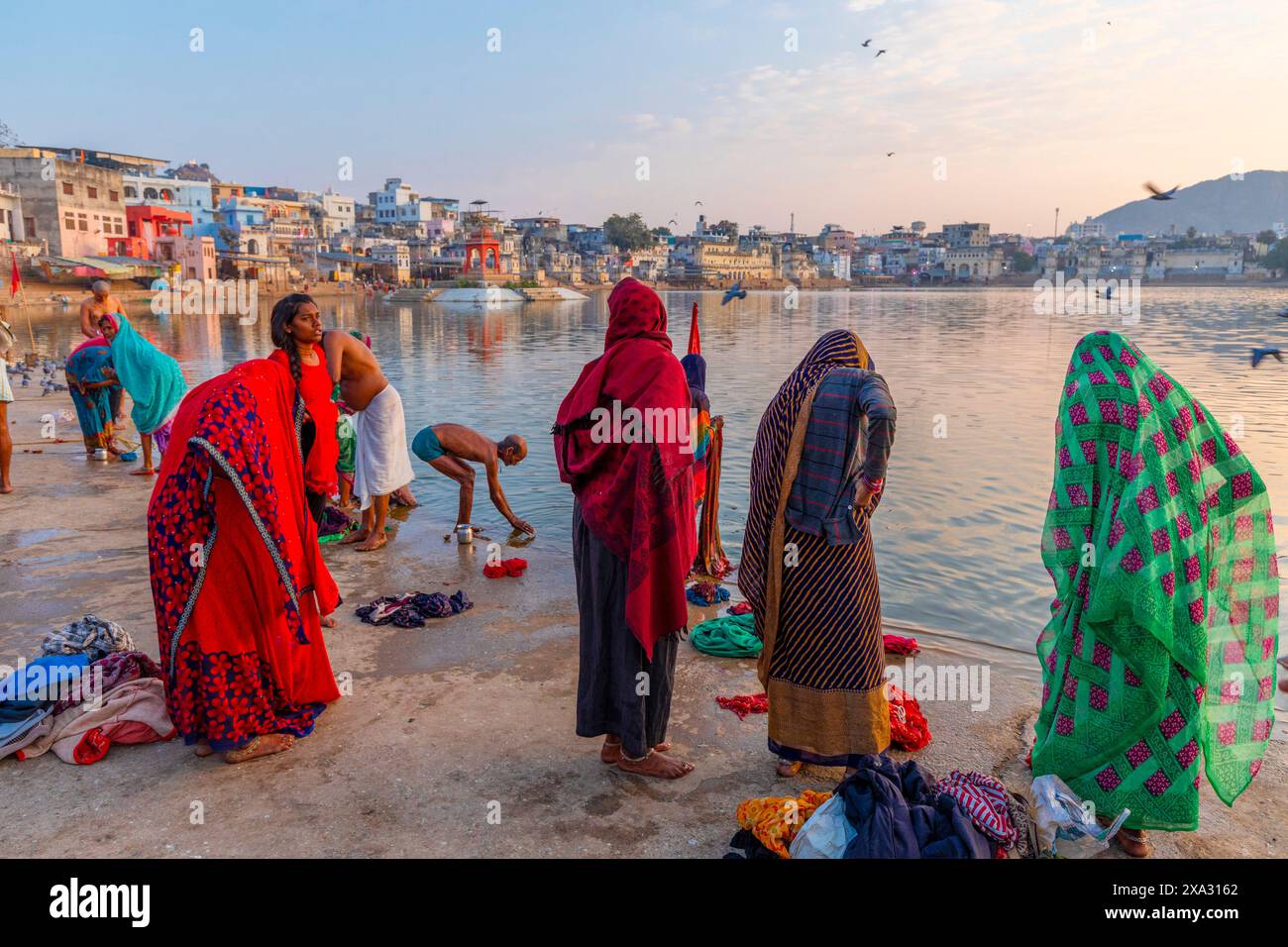 Pellegrini al lago Pushkar all'alba, Pushkar, Rajasthan, India, Asia meridionale. Foto Stock