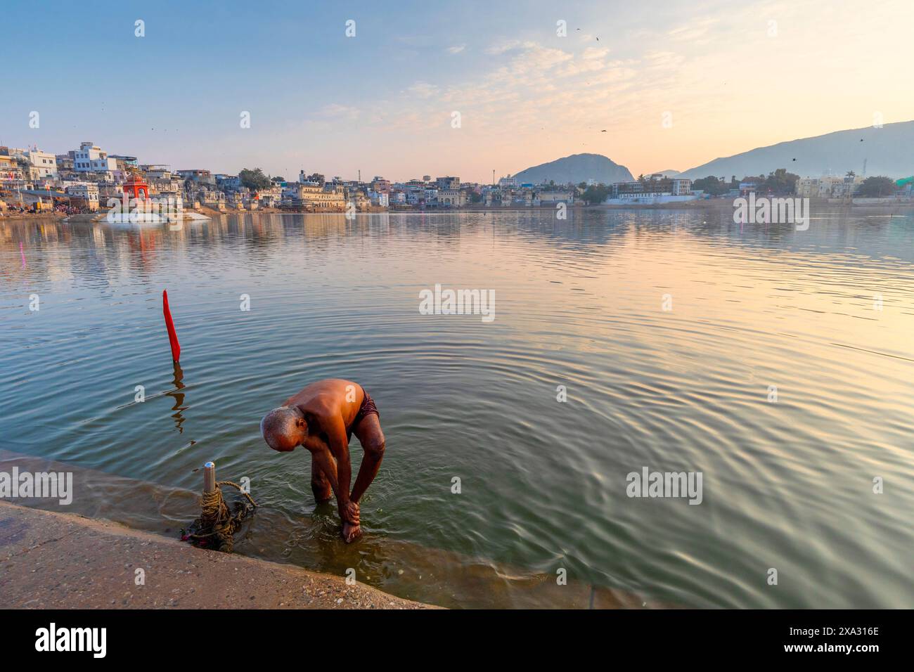 Pellegrini al lago Pushkar all'alba, Pushkar, Rajasthan, India, Asia meridionale. Foto Stock