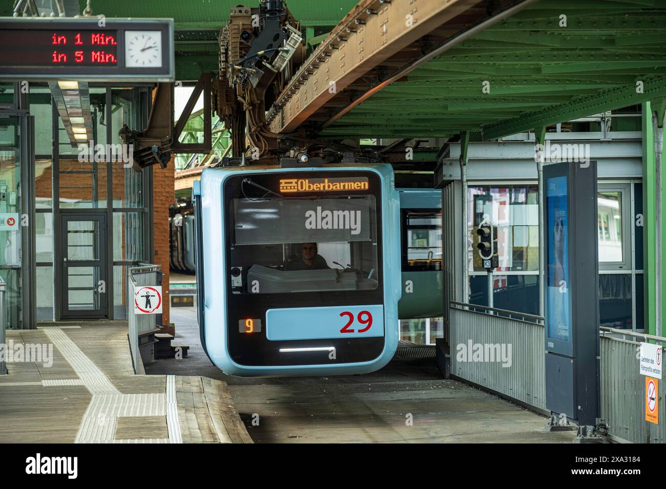 La ferrovia sospesa Wuppertal alla stazione di Vohwinkel attende la partenza, mentre il display elettronico mostra i tempi di percorrenza Foto Stock
