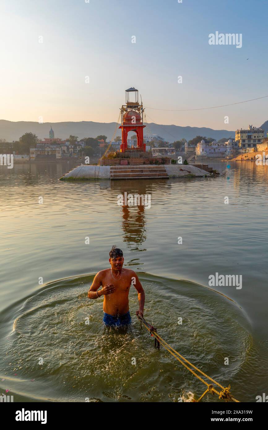 Pellegrini al lago Pushkar all'alba, Pushkar, Rajasthan, India, Asia meridionale. Foto Stock