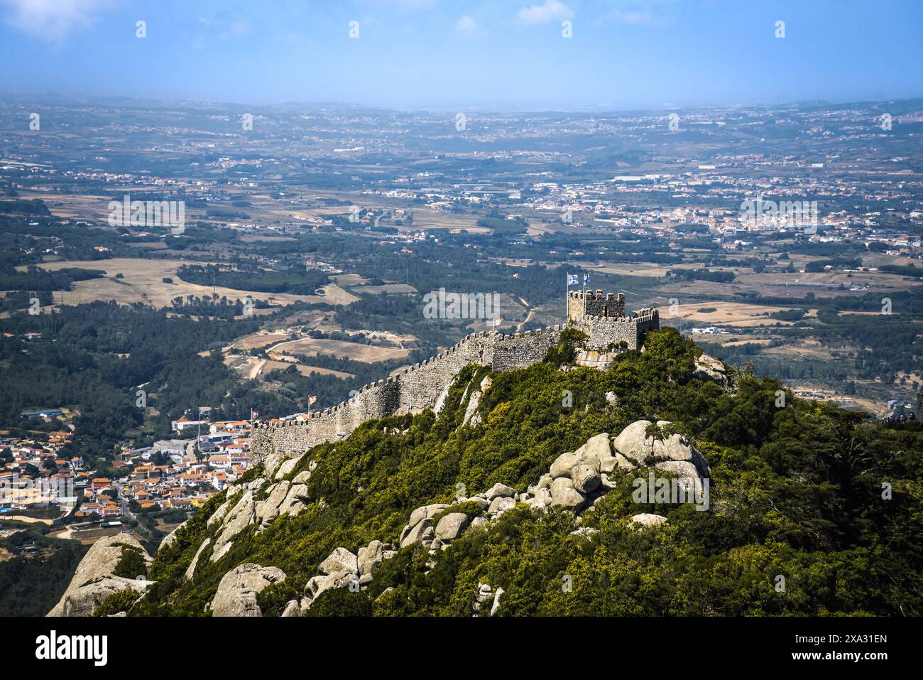 Il Castello dei Mori visto dal Palácio da pena a Sintra, Portogallo Foto Stock