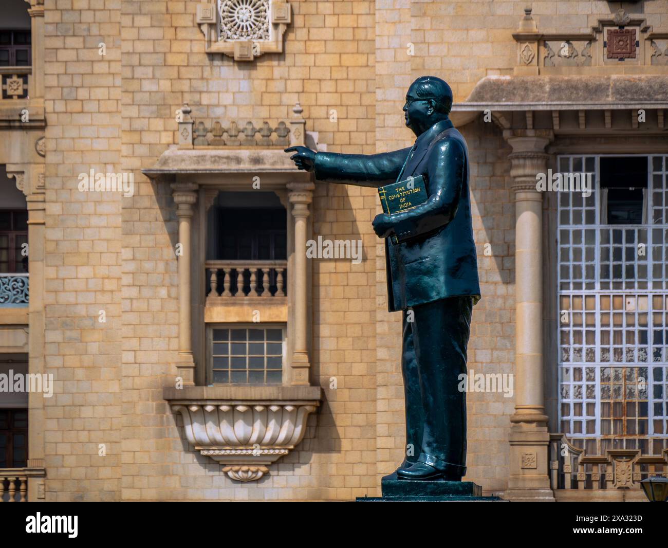 Bangalore, INDIA - 12 dicembre 2024: Statua del dottor Babasaheb Ambedkar che ha guidato il comitato che redige la costituzione dell'India a Vidhana Soudha. Foto Stock