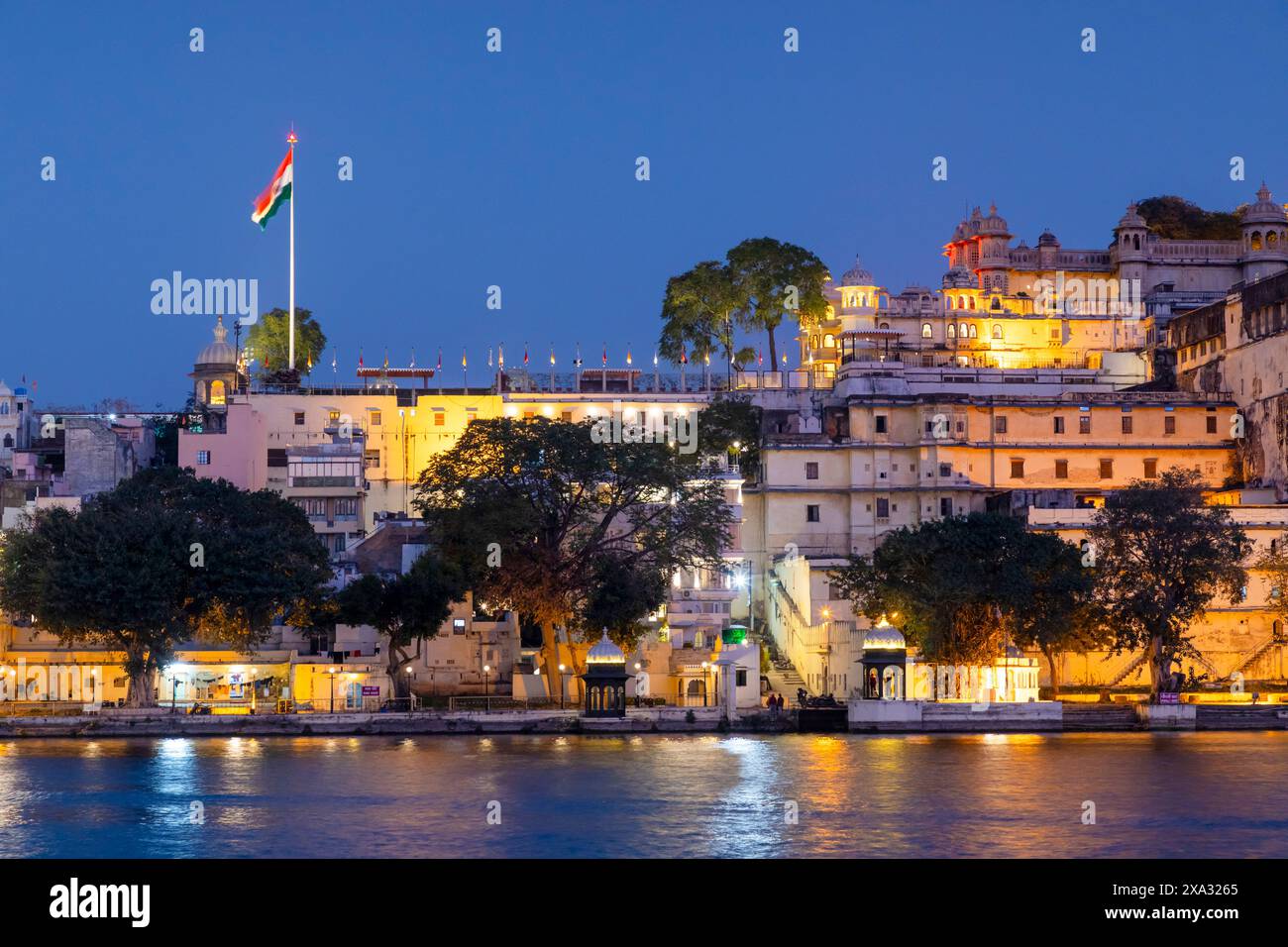 Palazzo della città e Lago Pichola a Dusk, Udaipur, Rajasthan, India, Asia meridionale. Foto Stock