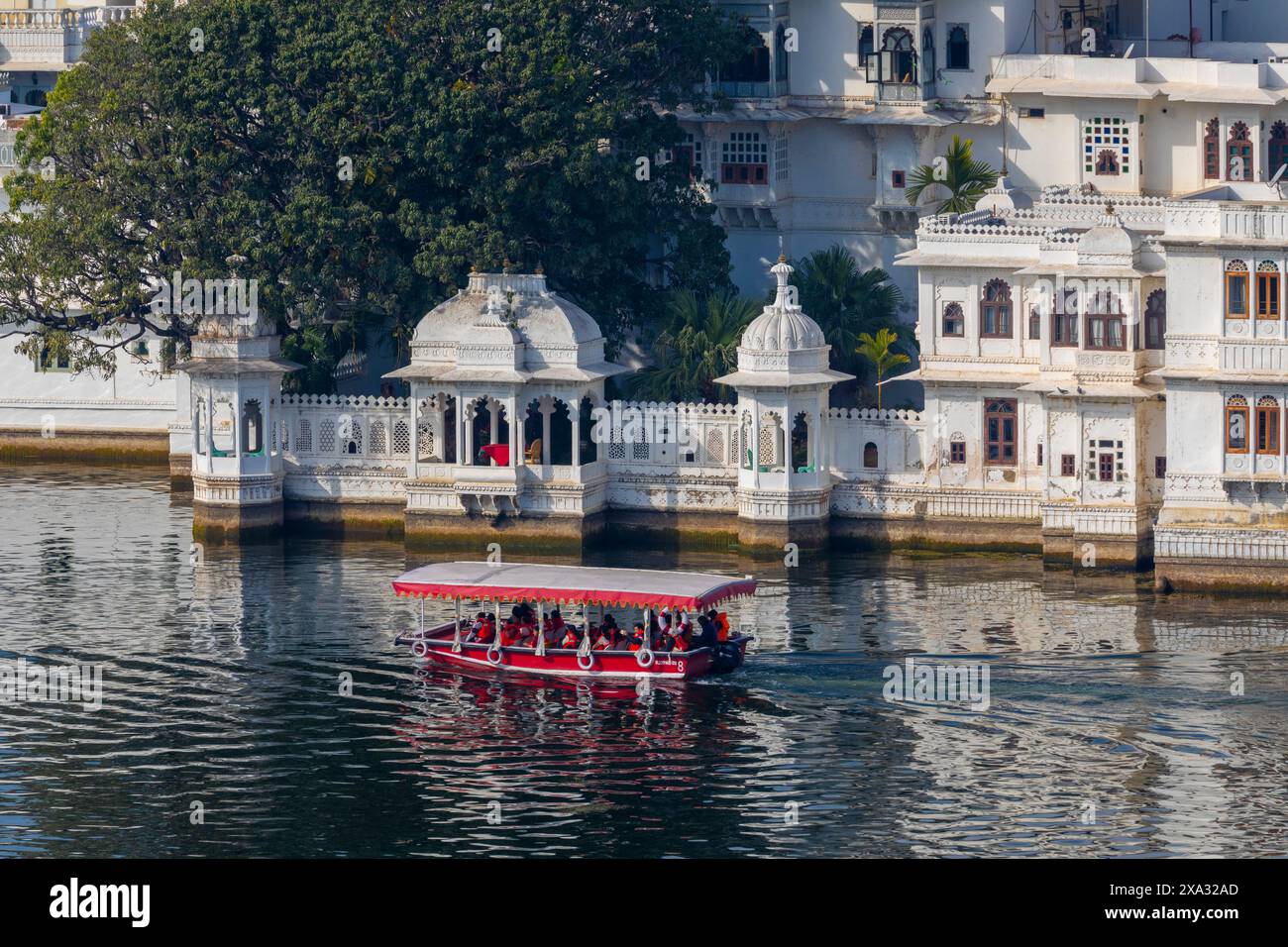 Barca turistica sul lago Pichola, Udaipur, Rajasthan, India, Asia meridionale. Foto Stock
