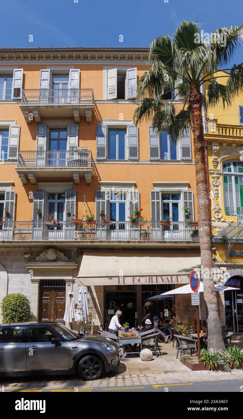 Grasse, Alpes-Maritimes, Francia. Tipica scena di strada in Boulevard du Jeu de Ballon. Foto Stock