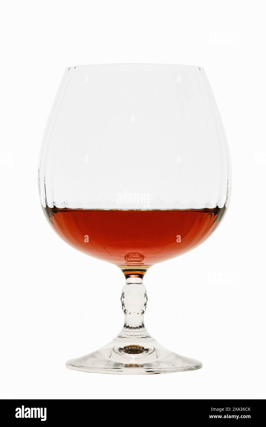 Bicchiere di brandy su sfondo bianco Foto Stock