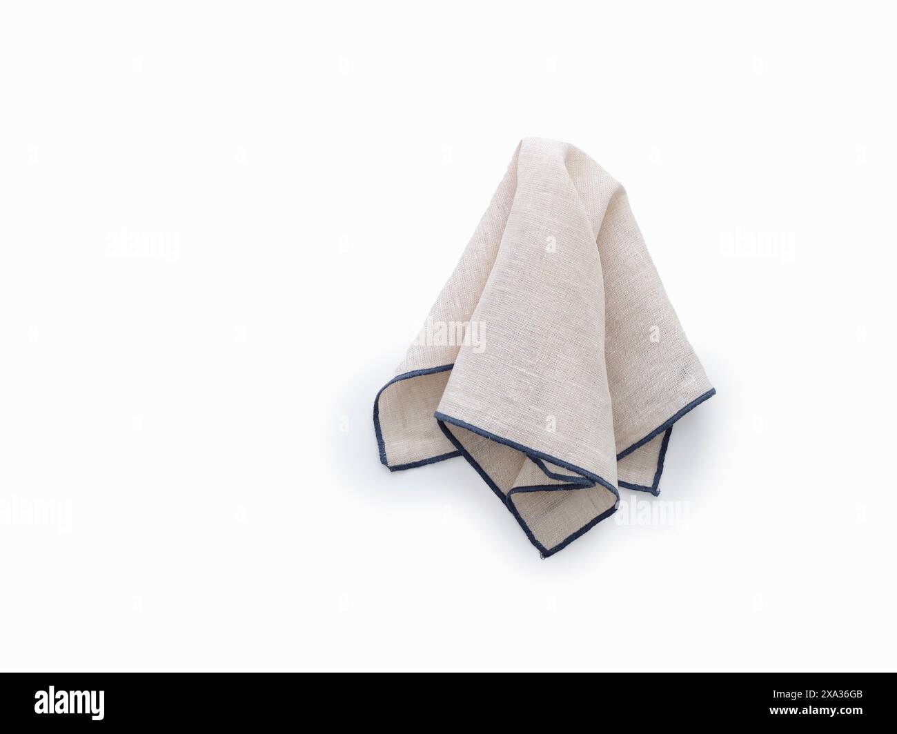 Telo da tè di lino su sfondo bianco Foto Stock