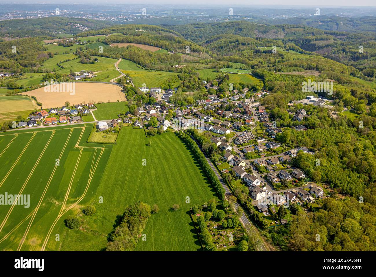 Veduta aerea, zona residenziale, veduta di Zurstrasse, paesaggio collinare boscoso, Zurstrasse, Breckerfeld, regione della Ruhr, Renania settentrionale-Vestfalia, Germania Foto Stock