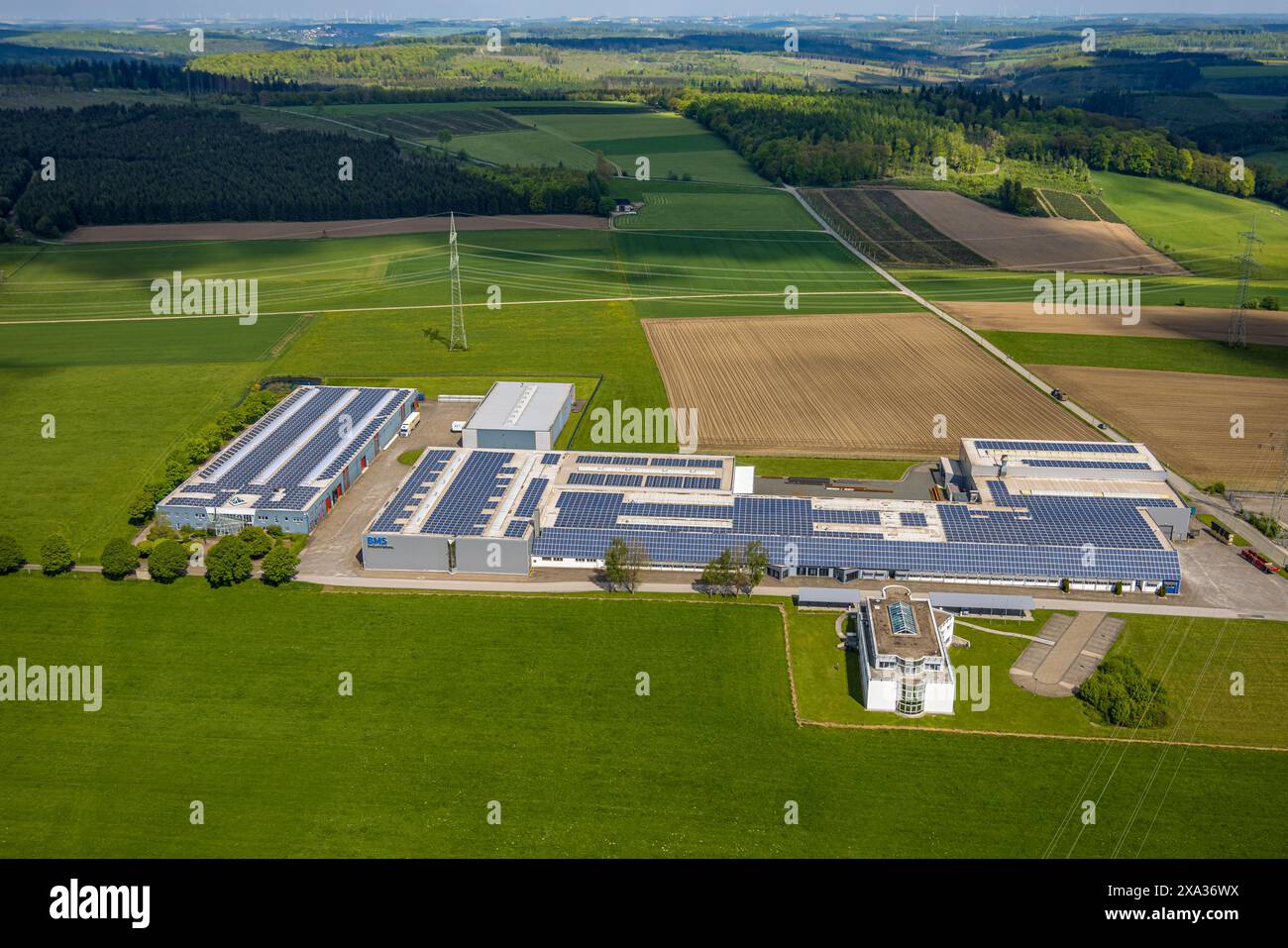 Vista aerea, area commerciale alte Heeresstraße, edificio industriale BMS con tetto solare, vista a distanza con foresta, prati e campi, Altenbüren, Bri Foto Stock