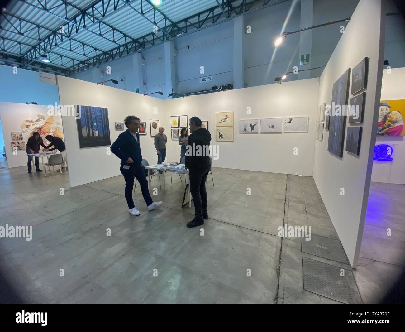 Cremona Italia - 22 marzo 2024 i visitatori si confrontano con esposizioni d'arte che presentano una varietà di opere d'arte contemporanea in una spaziosa sala espositiva a lomba Foto Stock